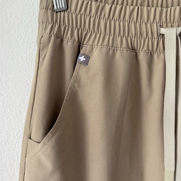 Figs Zamora High Waisted FIONLITE Lined Tan Jogger Scrub Pants size XS - Picture 5 of 16